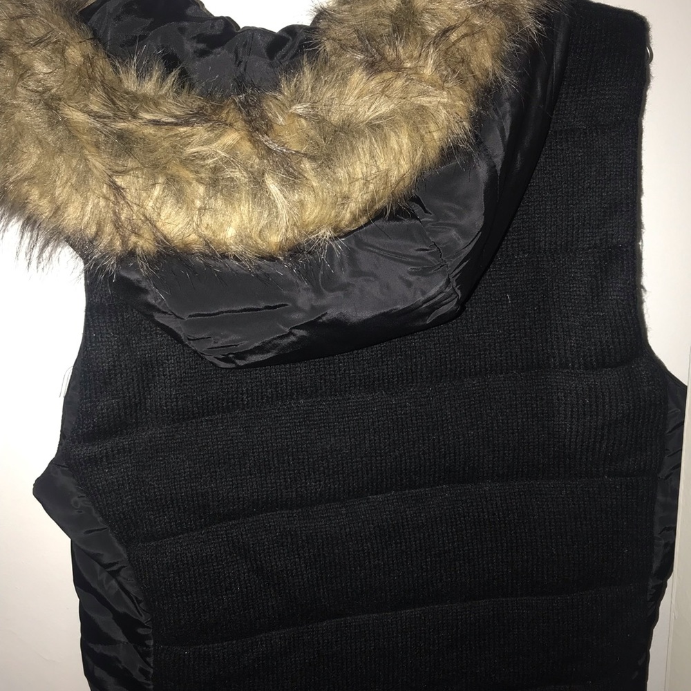 Black vest w/ faux fur hood size L
